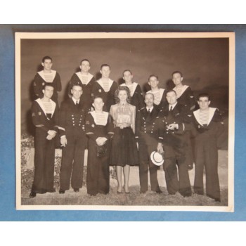 Claudette Colbert en compagnie de marins des FNFL, 1943